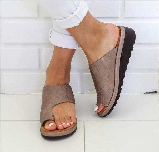 Les Femmes Confortent Des Chaussures De Sandale À Plate-Forme Pour La Rectification Des Oignons
