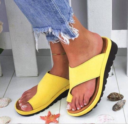 Les Femmes Confortent Des Chaussures De Sandale À Plate-Forme Pour La Rectification Des Oignons