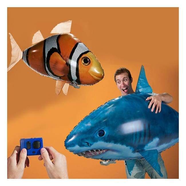 Requin Et Poisson-Clown Nageant À Distance