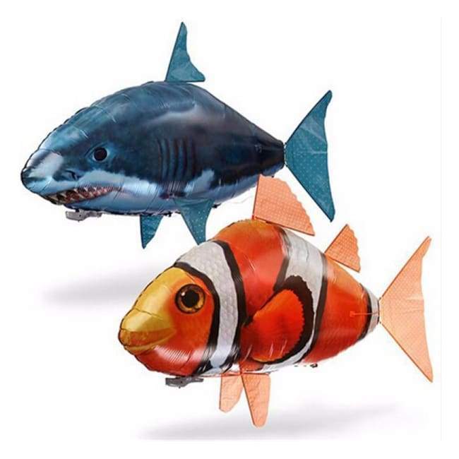 Requin Et Poisson-Clown Nageant À Distance
