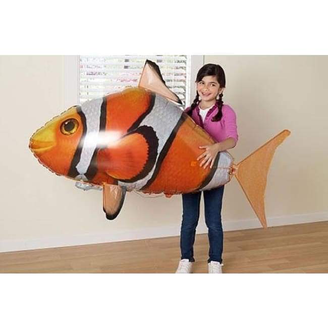 Requin Et Poisson-Clown Nageant À Distance