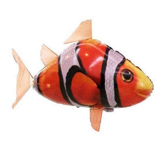 Requin Et Poisson-Clown Nageant À Distance